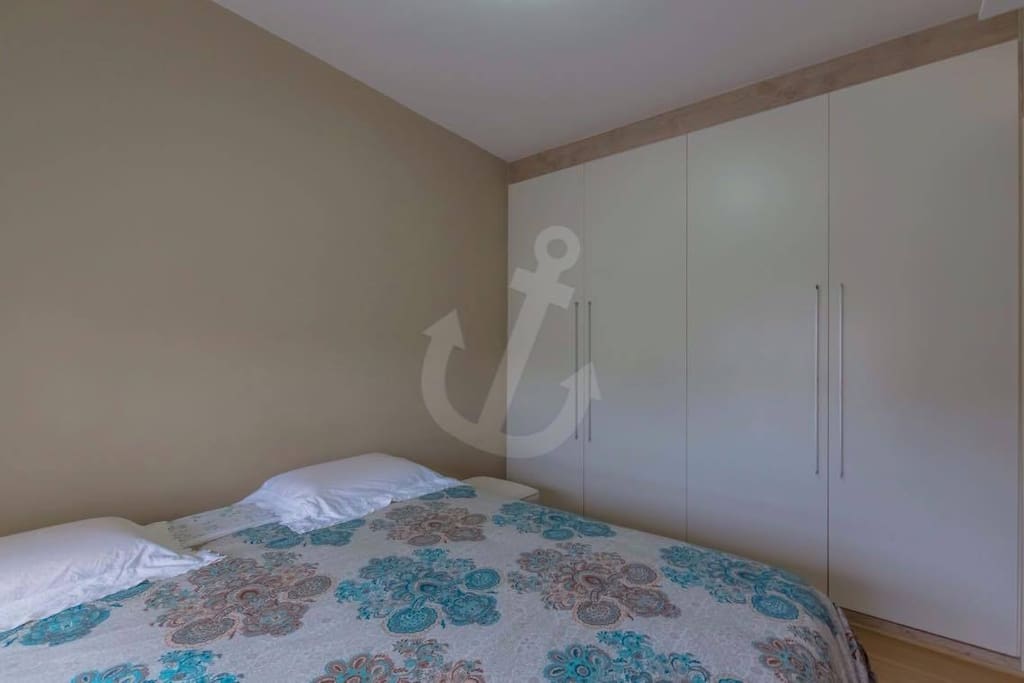 cama grande e comfortavel