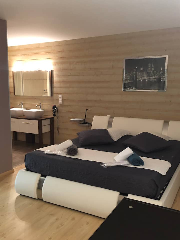 chambre N° 1 parentale lit en 180 avec douche.  le wc est séparer  