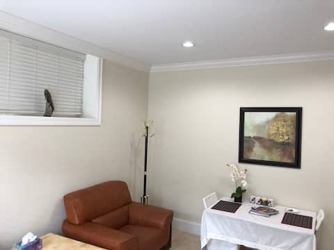 Successful Airbnb property: #2Bed/1 Bath/Full kitchen ,5 min walk skytrin/mall in Vancouver