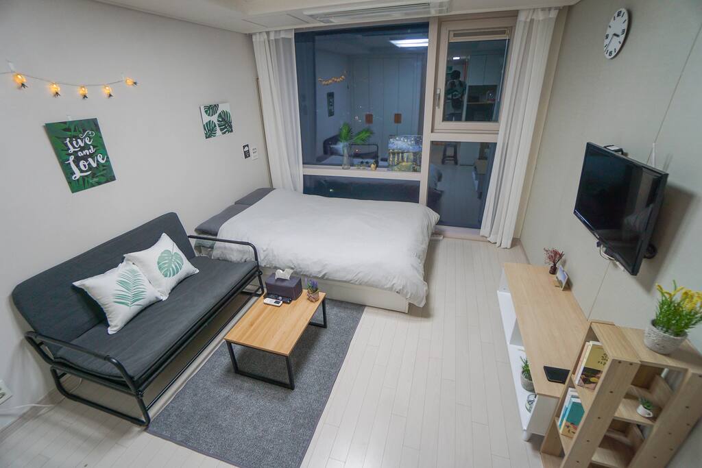 방 안에서 광안대교가 보이는 오션뷰, 편안하고 깔끔해요