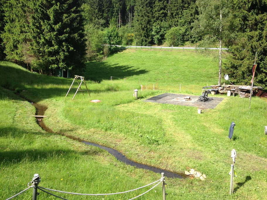 Feuerstelle und Wiese zum Spielen oder Zelten