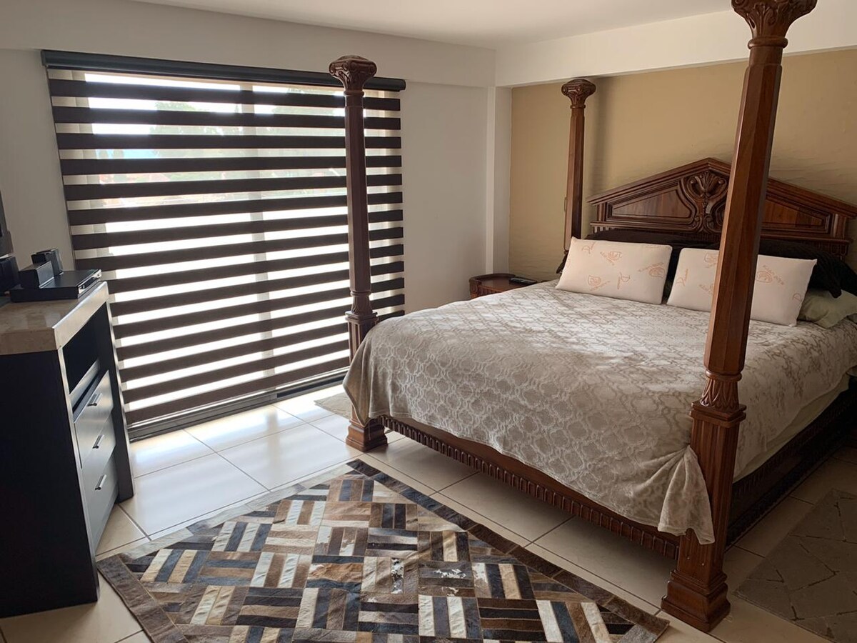 主卧配有加大双人床。