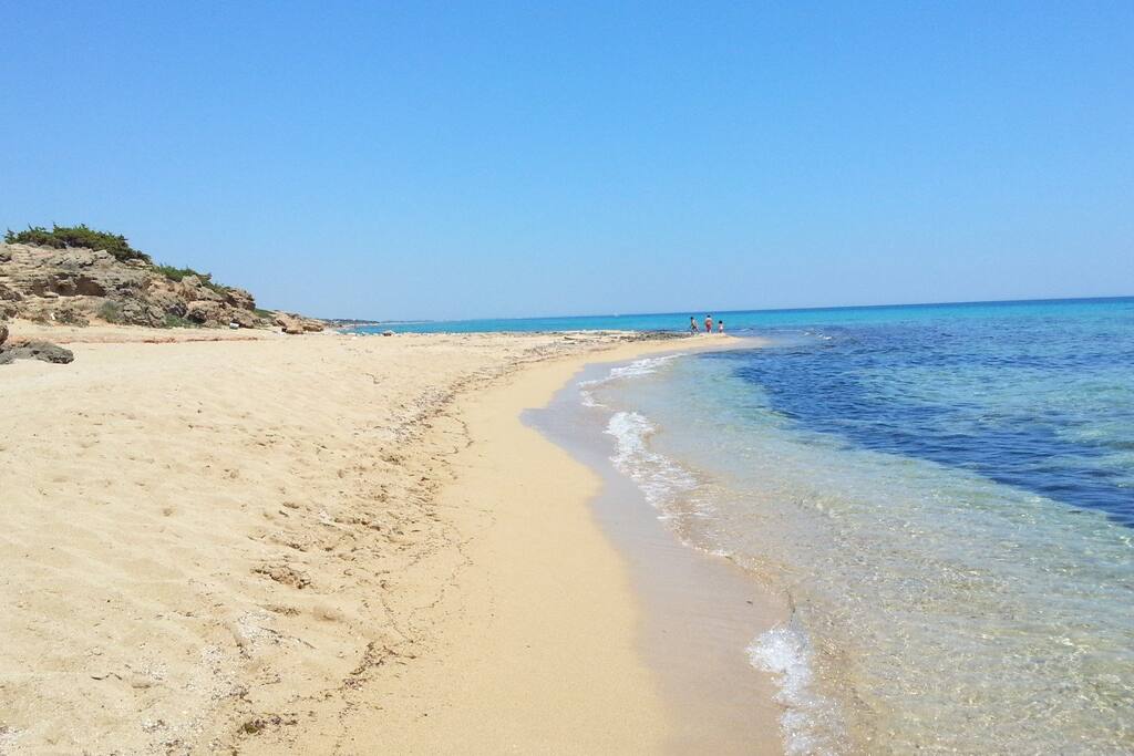 spiaggia nascosta dalla strada