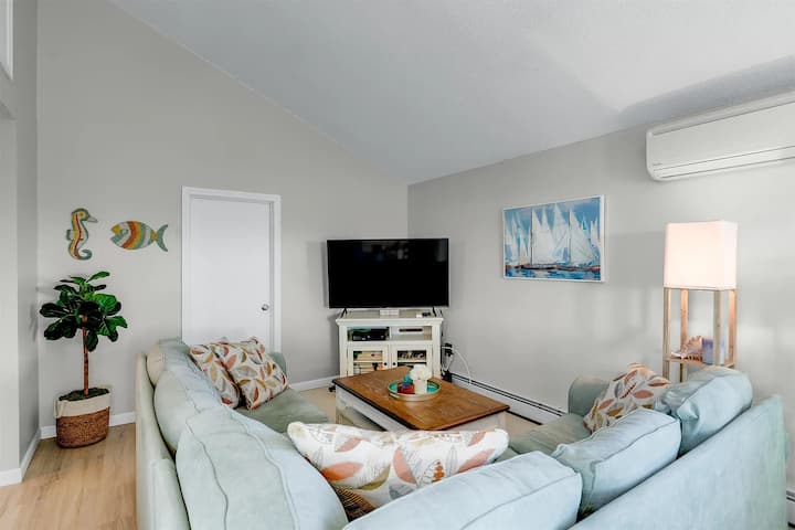 Entire Duplex | Pet-friendly | Sleeps 12+| Parking - Hampton Beach, NH