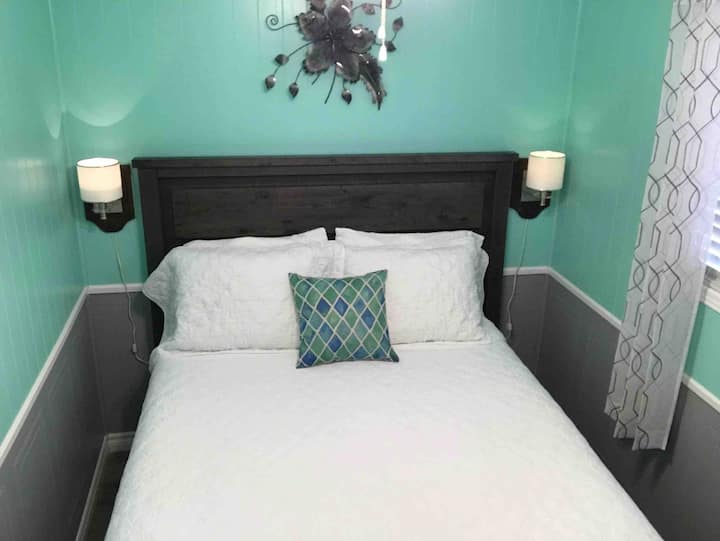 Náhradná izba s manželskou posteľou Queen pre hostí s prenocovaním