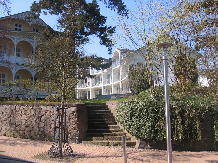 Links die historische Bädervilla Granitz, gegenüber der Gartentreppe liegt der Strandabgang