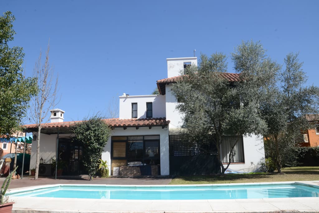 piscina. parte trasera de la casa.