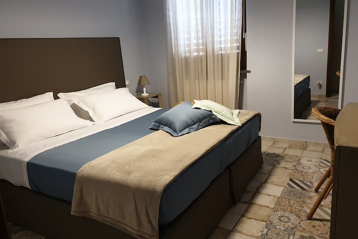 חדר שינה.
מיטת קינג