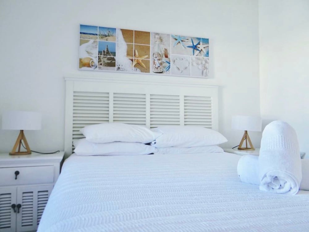 Საძინებელში 2-საძინებლიანი საწოლი