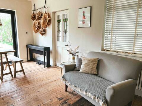 Rustic Family Beach Home|Free Parking|5min 2 Beach