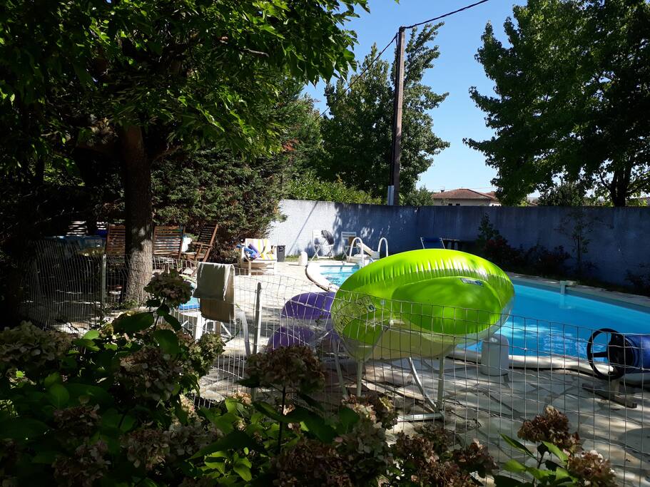 accès à la terrasse et à la piscine