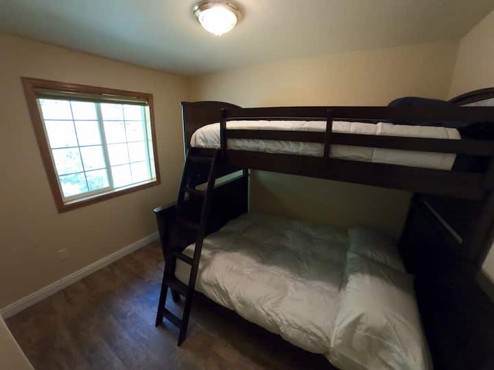 Მესამე საძინებელი ორსაწოლიანი საწოლით