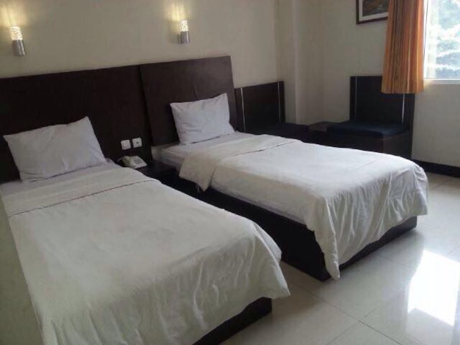 Bedroom with 2 single beds