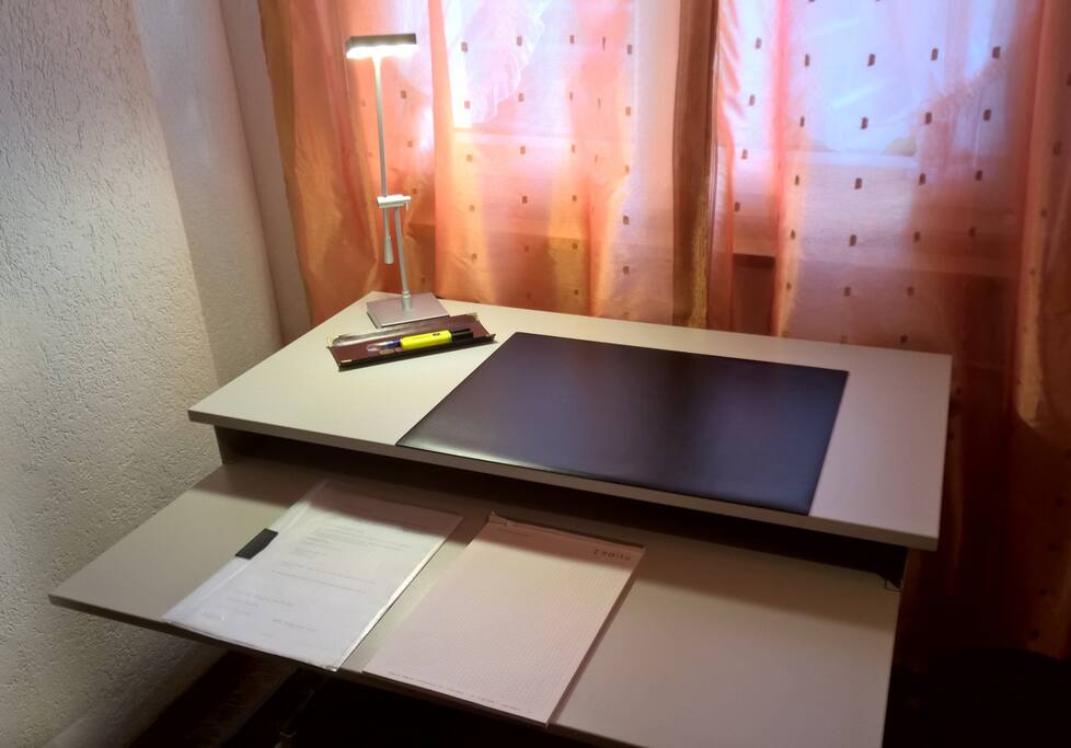 Grosser Schreibpult zum Arbeiten.