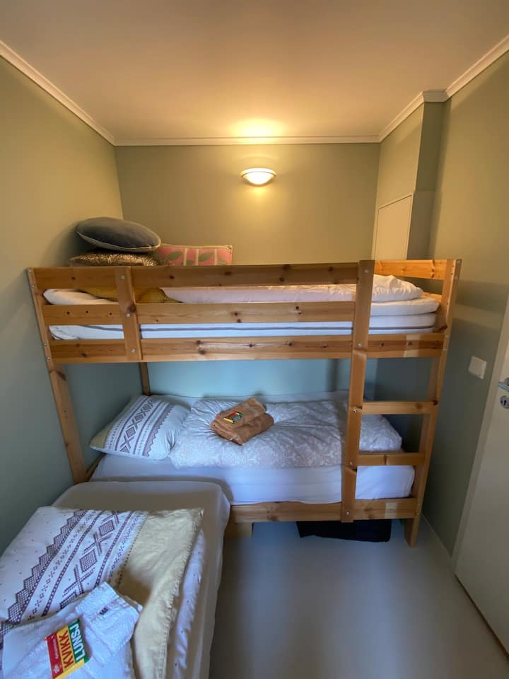 Small bedroom, short bunkbeds 190x90cm