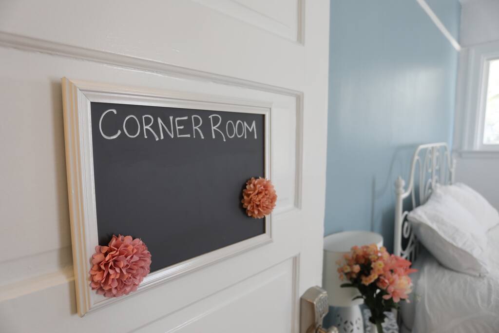 Corner Room - 1 Queen