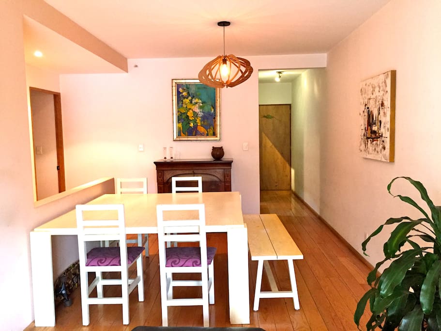 Mesa de comedor grande, también funciona para hacer home office