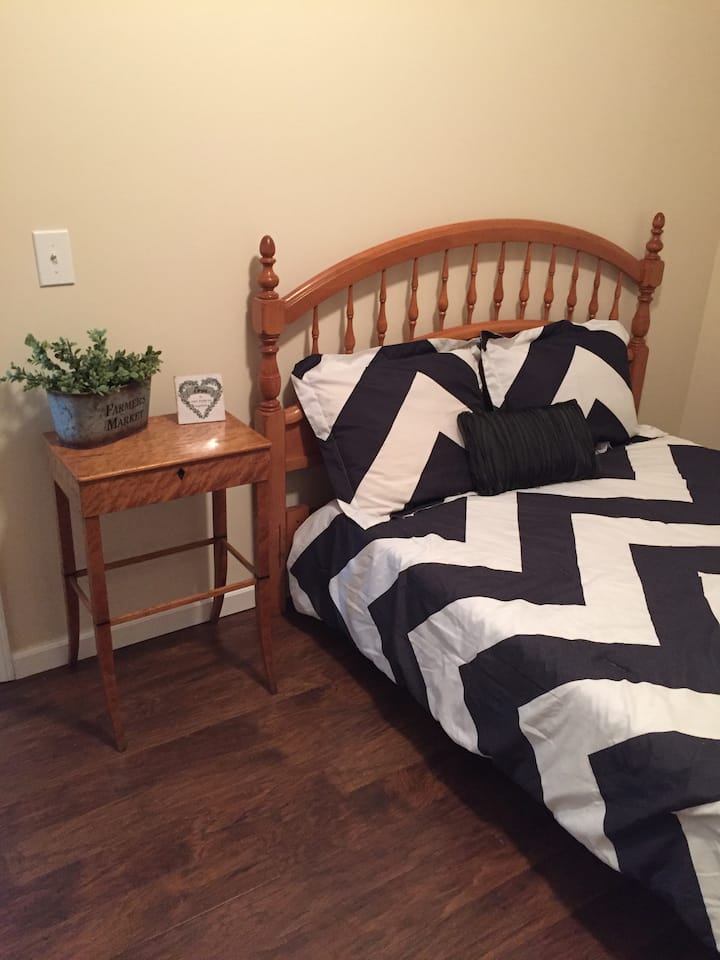 Dormitorio principal con una cama doble.