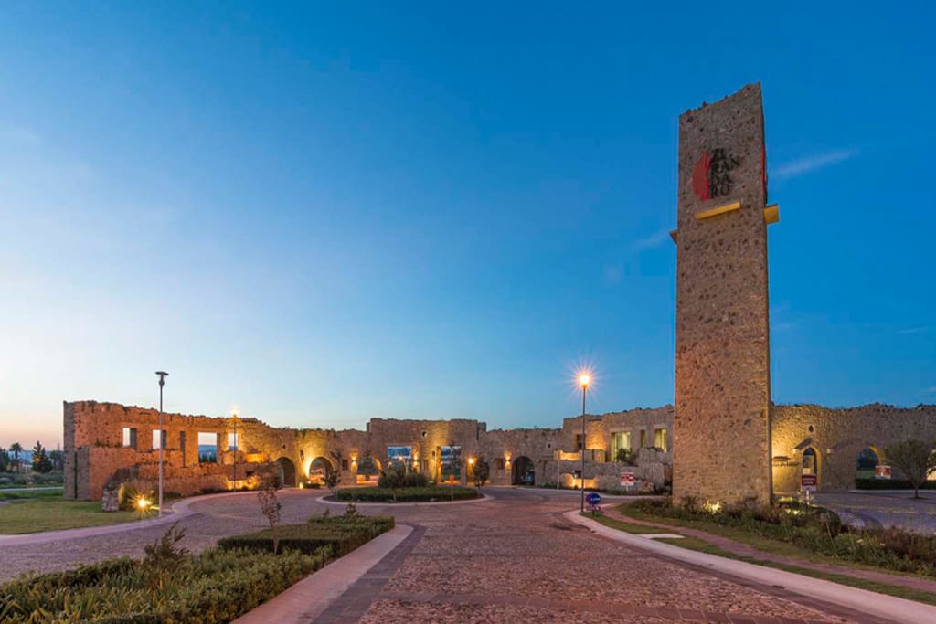 Acceso a Residencial Zirándaro