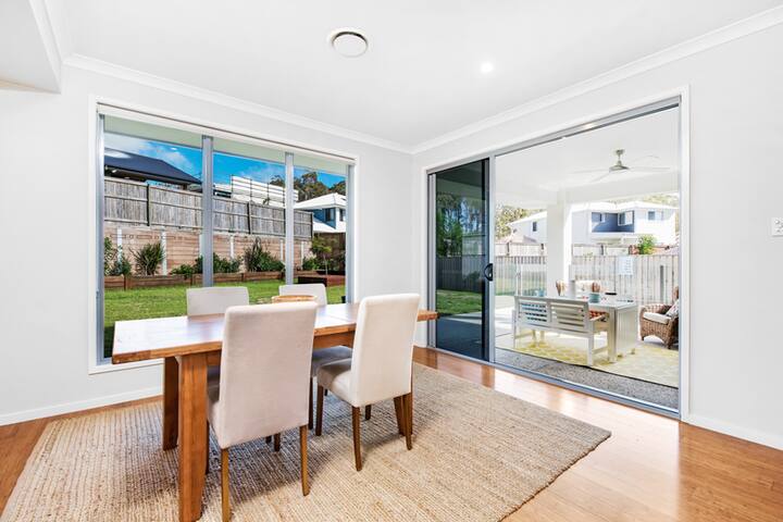 Stunning family home close to glorious beaches gallery image 3