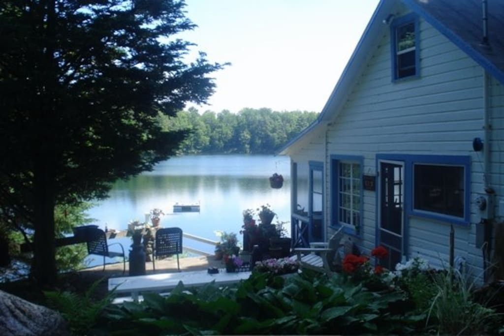 Unplug & Unwind! Cottage Lovely, Private Lake Bungalows for Rent in