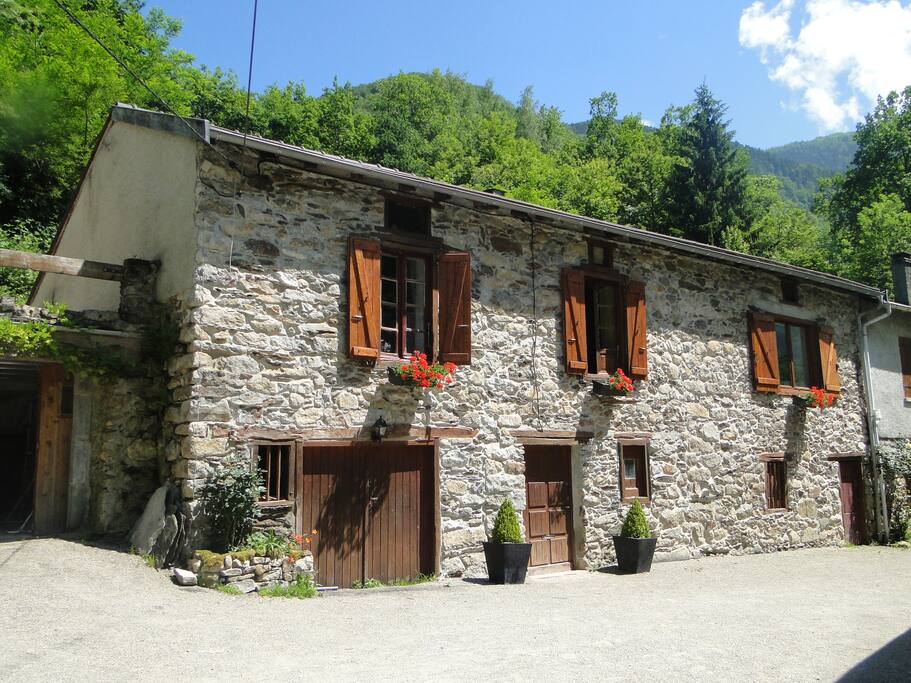 Maison typique en pierres naturelles du pays datant de plus d'un siècle