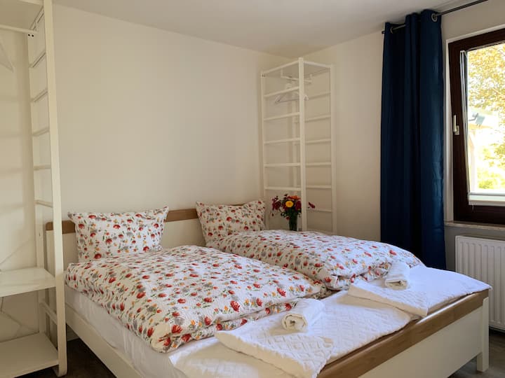 Chumba cha kulala 1 Kitanda kina upana wa mita 1.80 na urefu wa mita 2.