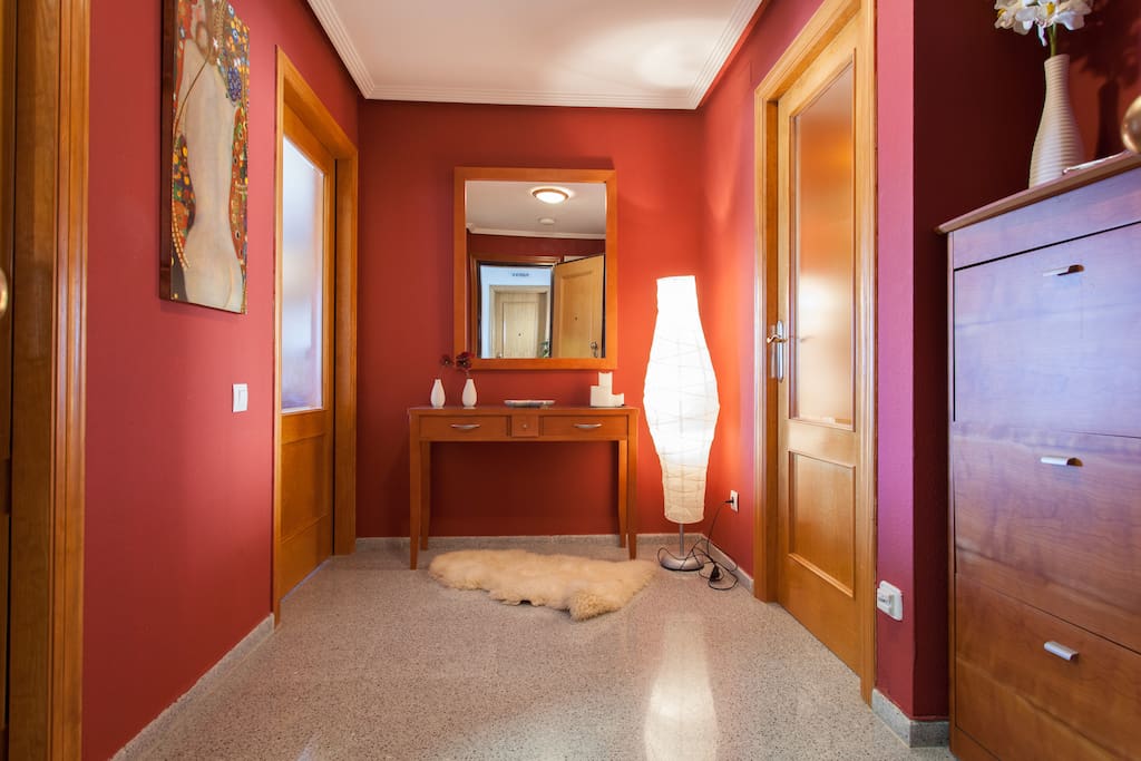 Vestíbulo que separa la zona de estar (comedor, cocina y terraza) de las habitaciones y baños