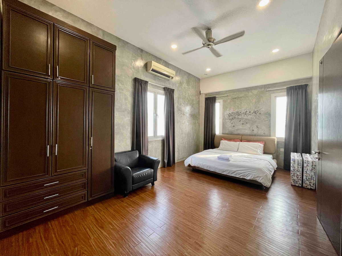 მე-3 სართული - საწოლი დიდი ზომის.
Იატაკის დამატებითი მატრასები.