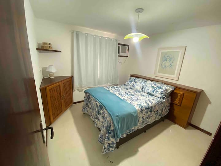 Socialt rum med dubbelsäng och plats för en enda madrass (tillhandahålls av värden) 