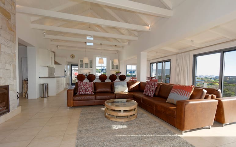 Beach Paradise Holiday Home gallery image 2