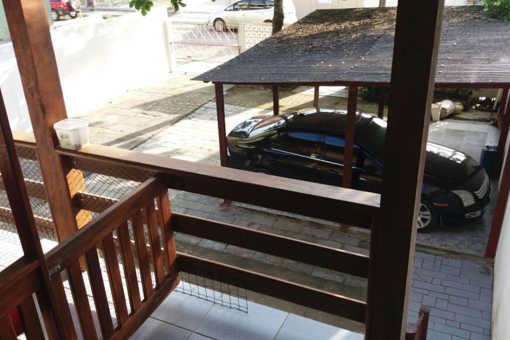 Garagem coberta para 1 carro mais espaço no pátio para estacionar.