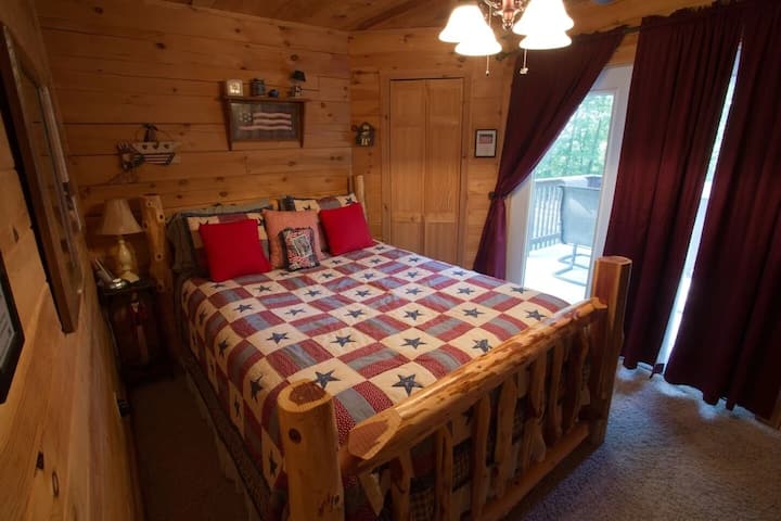 غرفة نوم ثالثة بسرير بحجم كبير 