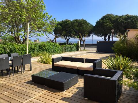 Charming house on the waterfront of Lake Carcans