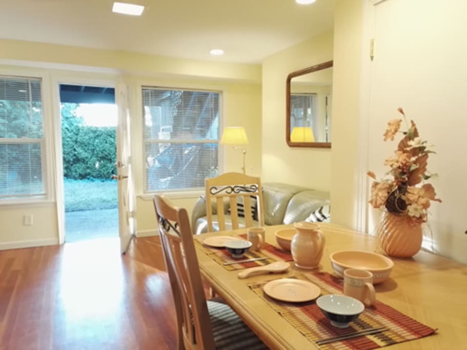 Dinner Table for 4
可供四人使用的餐桌