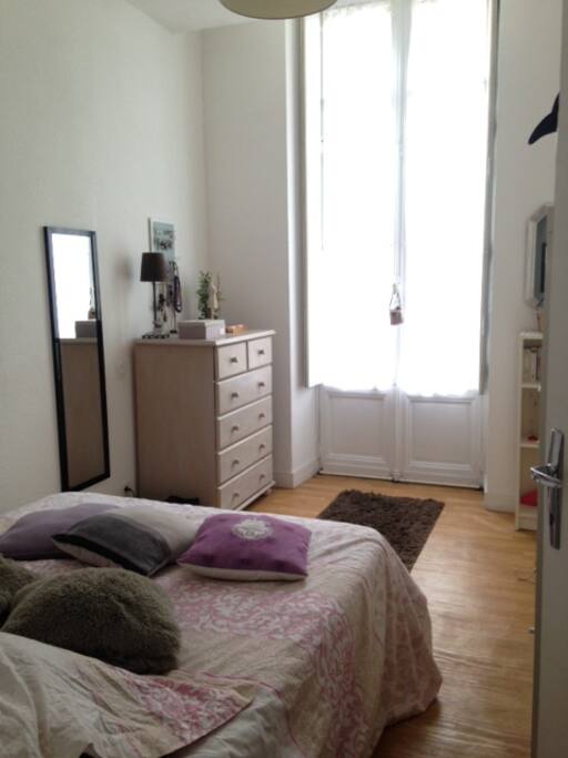 Grande chambre avec lit double et lumineuse