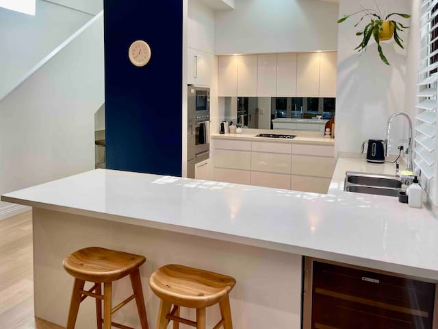 Elegant Mosman 4B Home at Center gallery image 3