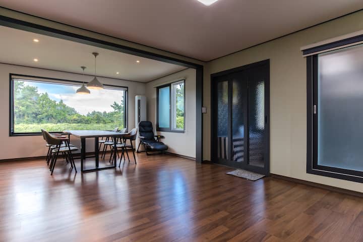 תמונה מהסלון לכיוון דלת הכניסה