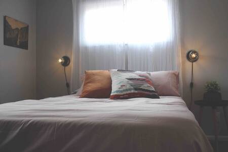 Bluebirds--Main Floor, Cozy Room, No Cleaning Fee