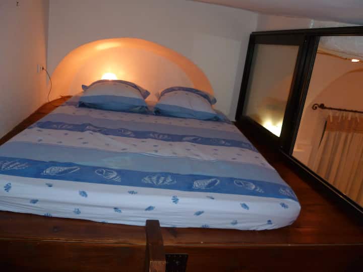 Креветот на мезанинот над просторот за wifi. Обезбедени се постелнина, шалтери, перници и навлаки за перници. 