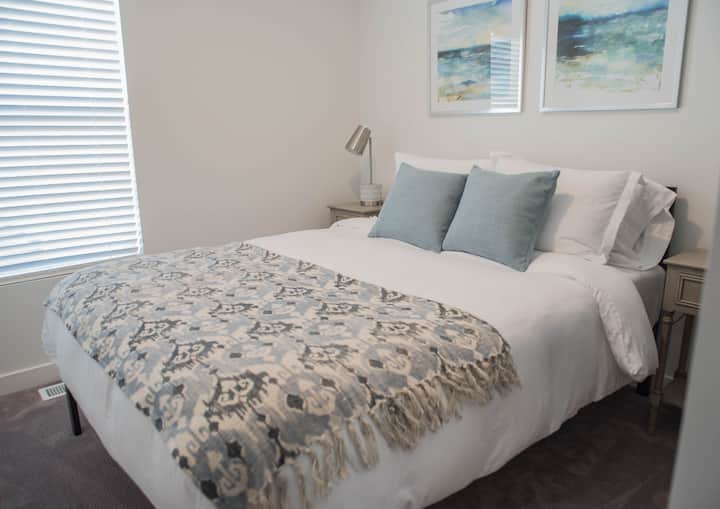 Bedroom with Queen Size Bed