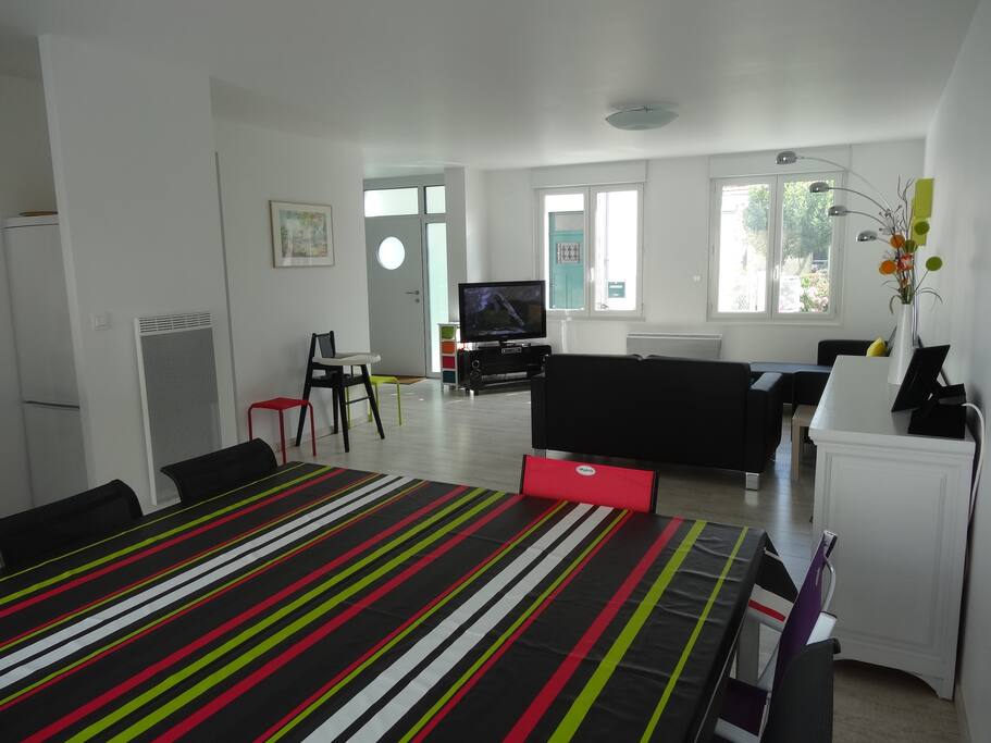 La pièce à vivre avec une grande table.