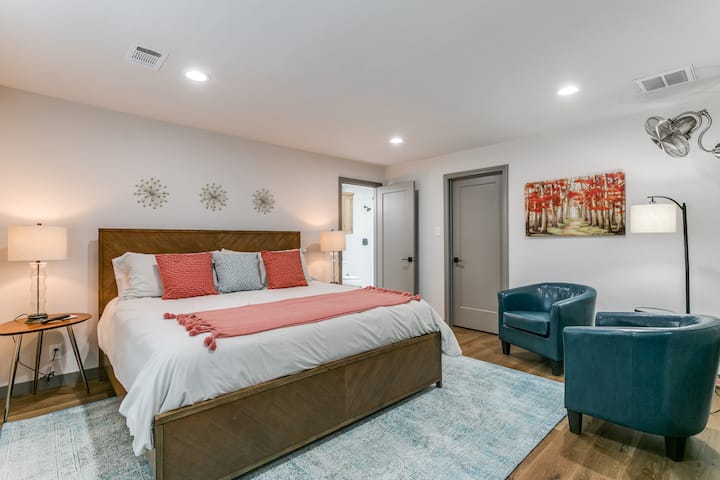 Krevat dopio "king" me banjë të bashkangjitur.