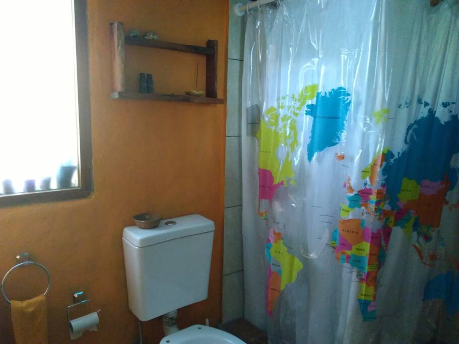 Baño con ducha. Termotanque eléctrico.