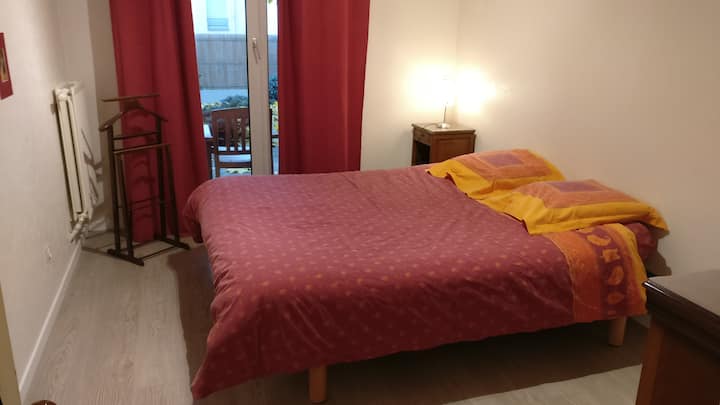 Chambre avec lit 160 deux personnes au calme donnant sur le jardin.