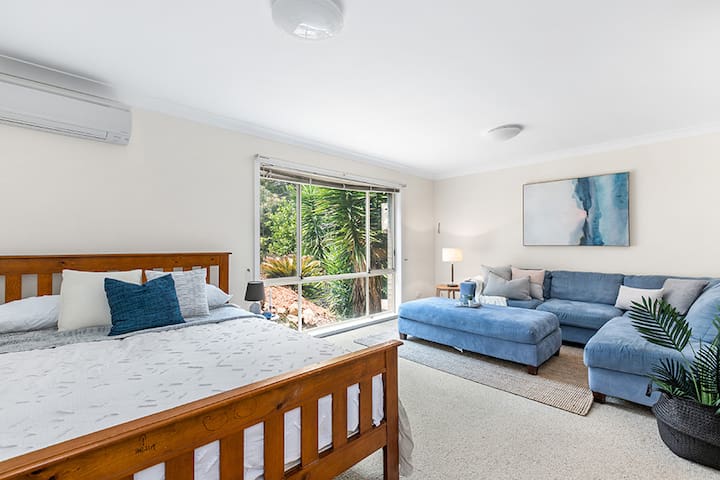 Large Queen Bedroom in Quiet Bushland Street