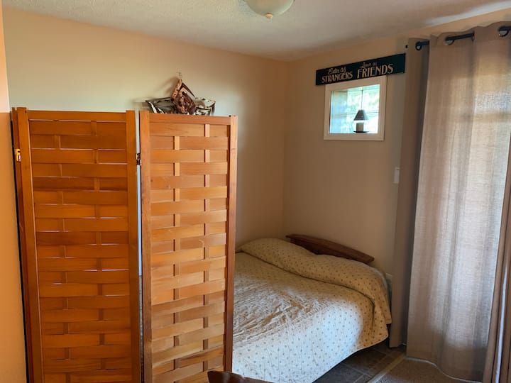 מיטת קווין פוטון בגומחת LR עם מסך פרטיות.