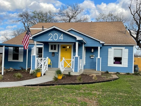 Spacious 4/3/pool retreat in Downtown Mansfield