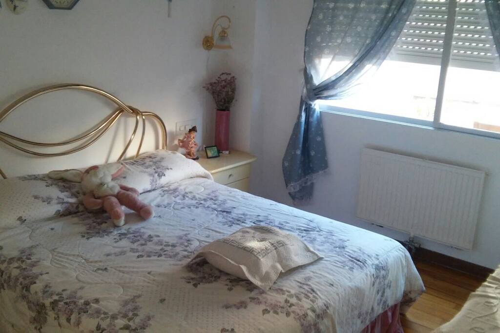 Queen bed Bedroom 1