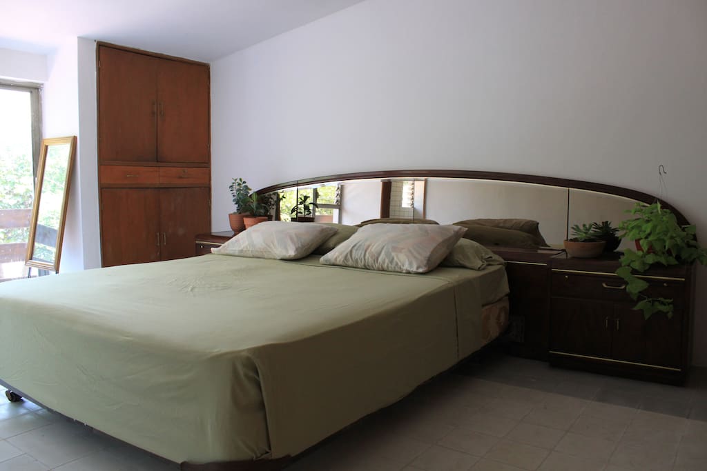 Cama King Size en el segundo cuarto principal de la casa.